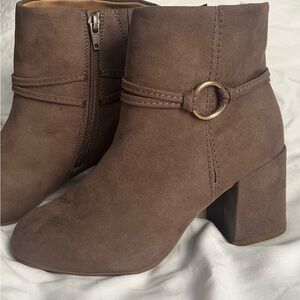Chic Brown Ankle Boots with Suede Finish and Block Heel